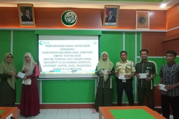 Penyerahan dana Infaq dan Sadaqah Karyawan RSI Ibnu Simpang Empat