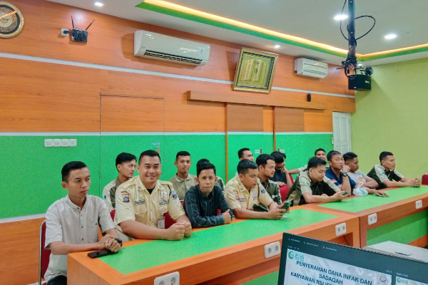 Penyerahan dana Infaq dan Sadaqah Karyawan RSI Ibnu Simpang Empat
