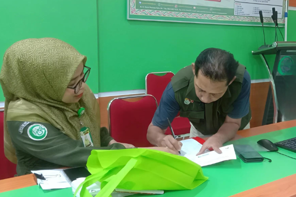 Penyerahan dana Infaq dan Sadaqah Karyawan RSI Ibnu Simpang Empat