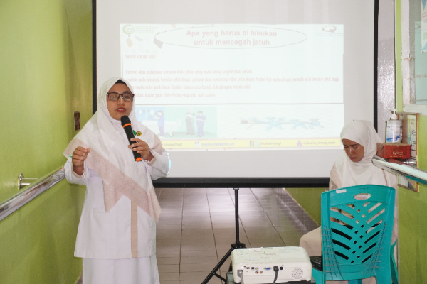 Penyuluhan Kesehatan Tentang Risiko Pasien Jatuh